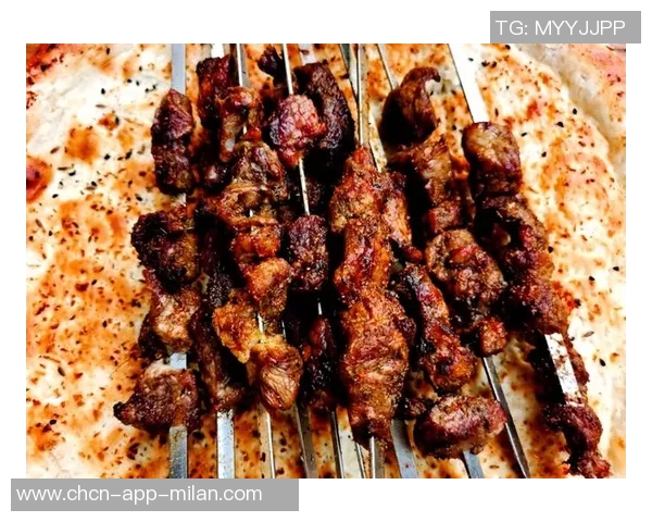 媒体人分享与亚当斯赛后夜宵合影羊肉串烧烤尽享美味时光